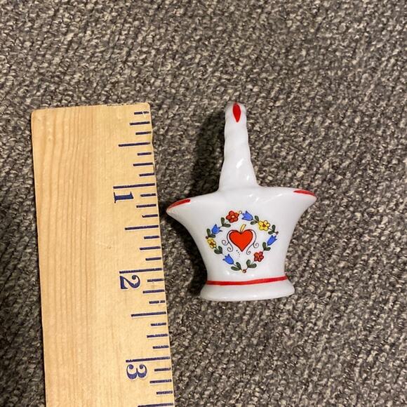 Reutter Porcelain Dollhouse Miniature Germany White Basket W/Handle Heart Floral - Picture 8 of 8